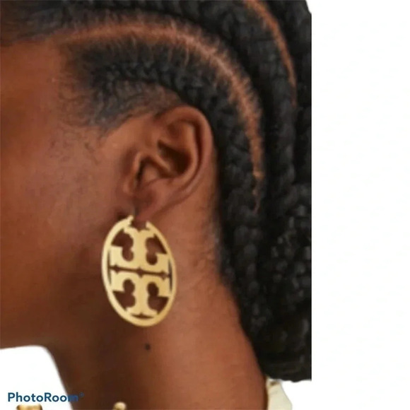 Tory Burch Britten Cut Out 18k gold plated  hoop earrings New - Picture 5 of 5
